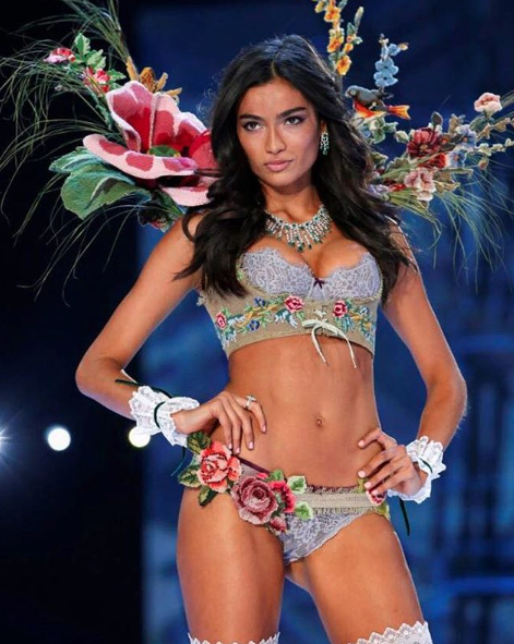 Kelly Gale9