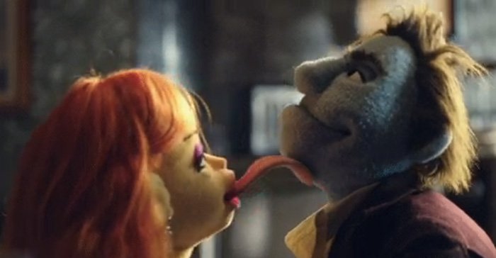 Sexo, drogas y fiesta en el nuevo trailer de: ¿Quién mató a los Puppets?