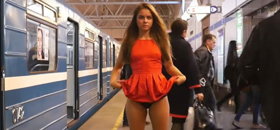 Chica rusa se quita la ropa en protesta contra pervertidos