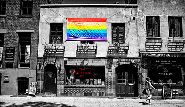 Disturbios-Stonewall-edificio-bandera.gay