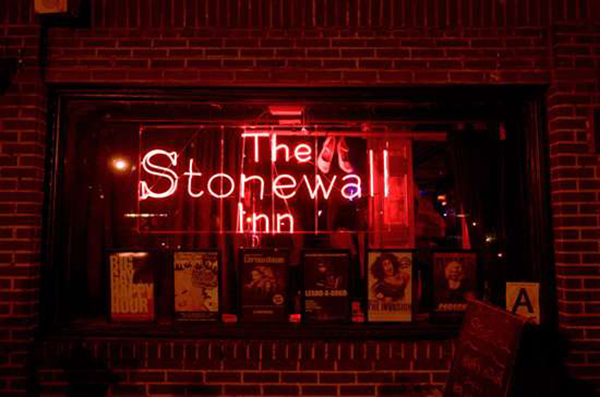 Disturbios-Stonewall-luces-neon