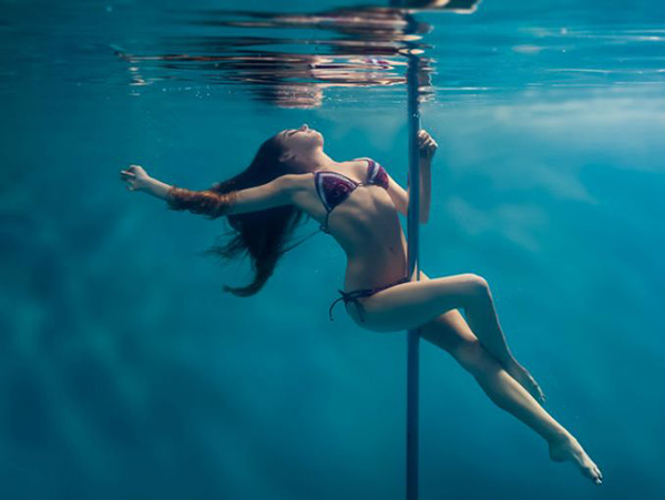 Pole-dance-debajo-del-agua