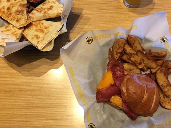 desayunos de Buffalo Wild Wings club sandwich