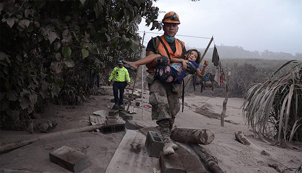 volcán de fuego de Guatemala niña