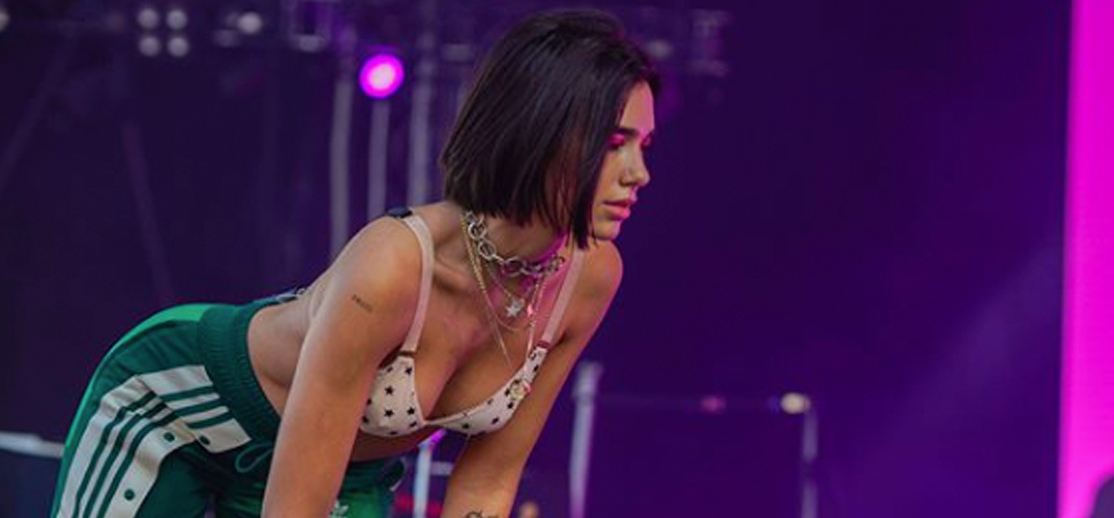 Dua Lipa, la cantante del momento y piernas de tentación