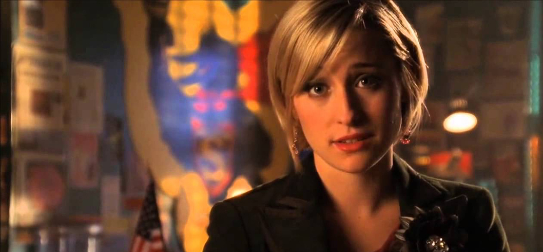 ¿Te acuerdas de Chloe de Smallville? Regresó en forma de culto sexual