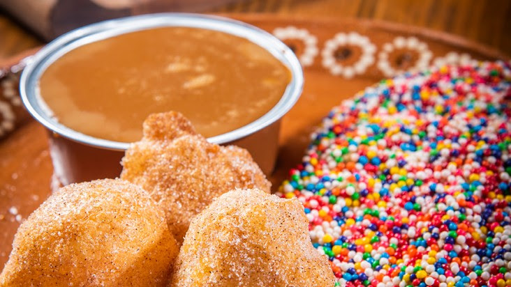 Flan de cajeta, buñuelos al viento, y galleta de chochitos de la pastelería Amado.