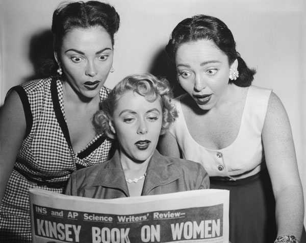 Informe-Kinsey-mujeres-leyendo-periódico
