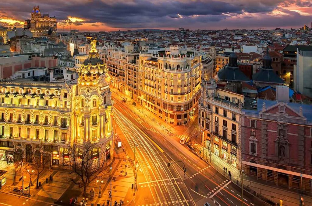 Madrid: fiesta, bares y luces en Gran Vía