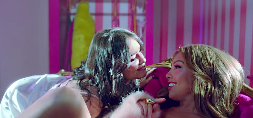 Caricias y poca ropa en el nuevo video de Thalía y Lali