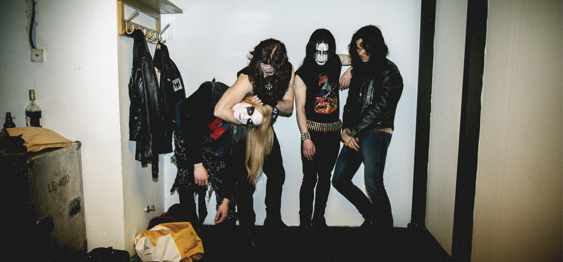 Incendios, suicidios y asesinatos, la locura del Black Metal noruego llega al cine con Lords of Chaos