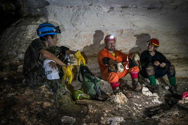 Cueva-de-Balamkú-piezas-investigadores-Proyecto-Gran-Acuífero-Maya-Karla-Ortega