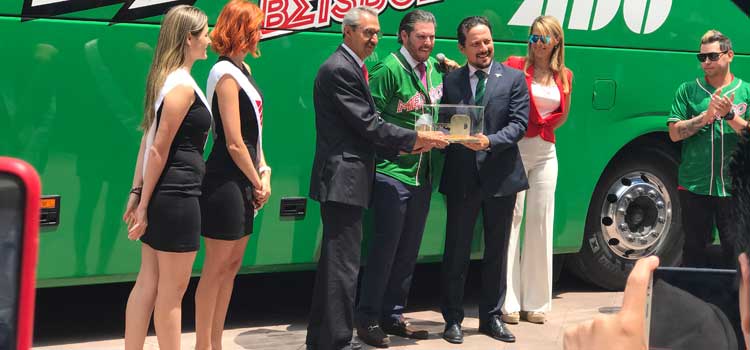 Presentan el transporte oficial de la Selección Nacional de Béisbol 1