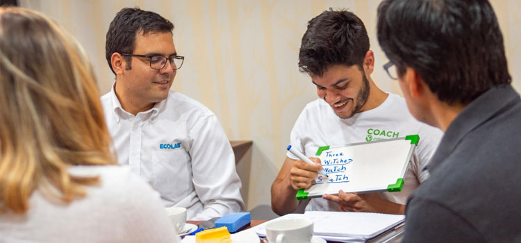 Dan clases de idioma en cafeterías