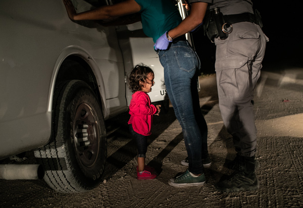 World-Press-Photo-2019-Franz-Mayer-John-Moore-Crying-girl-on-the-border