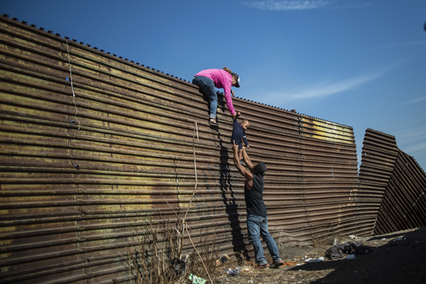 World-Press-Photo-2019-Franz-Mayer-Pedro-Pardo-Climbing-the-Border-Fence