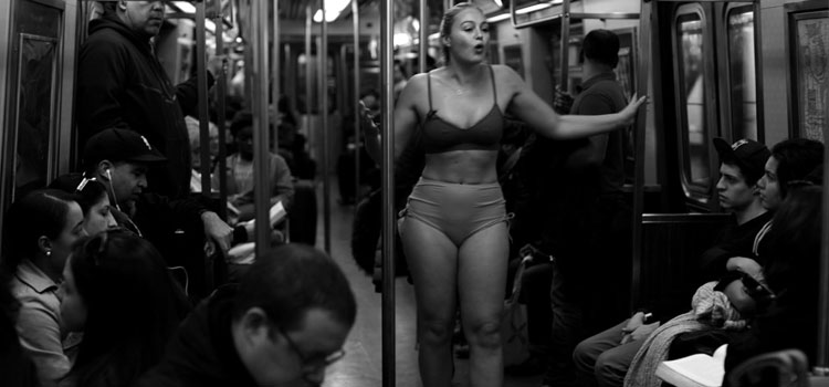 Modelo se desnuda en el metro de NY