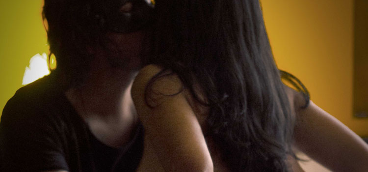 El hombre al que los maridos buscan para que se acueste con sus mujeres