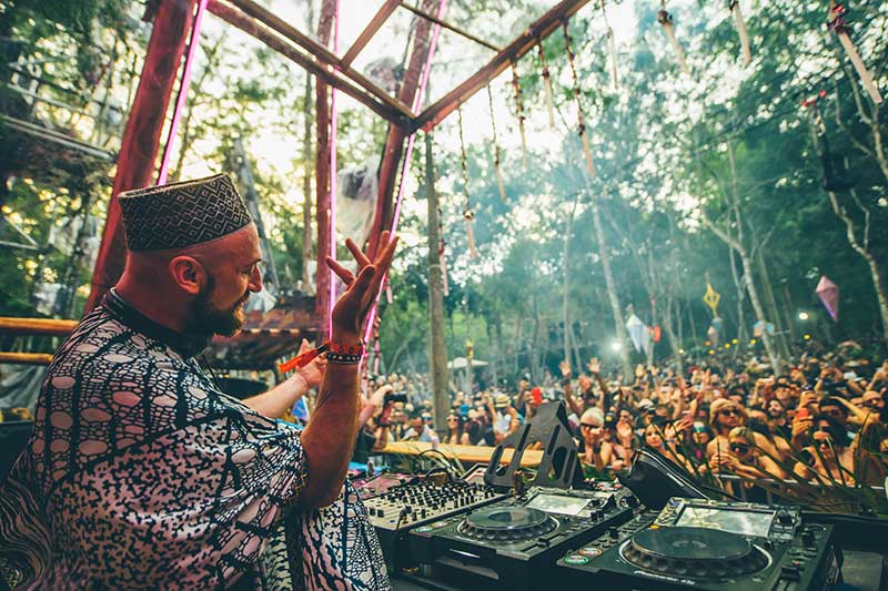 Tocando al amanecer en la selva de Tulum para las más amadas y comprometidas multitudes en el mundo es la más gratificante experiencia de mi año cada Enero. Siempre trato de mostrar los sonidos psicodélicos que sé, van a tomar las pistas de baile alrededor de mundo durante el año, mientras pongo un toque de nostalgia que calienta el corazón. 