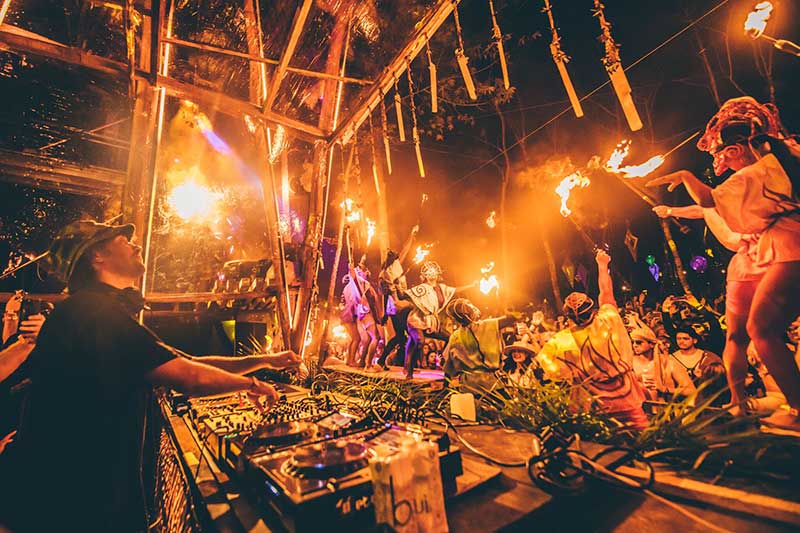 El año pasado &Me’s remix de Guy Gerber’s track ‘What To Do’ fue una de las selecciones más celebradas de Day Zero. Amo sus producciones y actitud humilde. tuvimos que sacarlo este año y a aquellos que mostraron su dedicación al llegar temprano aprendieron por qué.