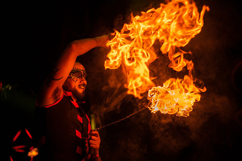 Nuestros diferentes performers son siempre un highlight de Day Zero. Las tropas de fuego trayendo sus habilidades al escenario principal en contra de la obscuridad de la jungla, atrás de ellos esta una de las cosas más fascinantes que puedes ver en medio de la fiesta. 