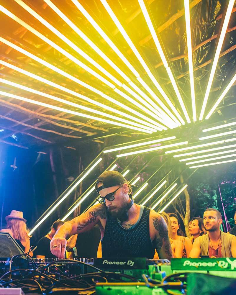 The Club fue nuestro segundo escenario añadido en 2019. Ha traído una nueva entera profundidad al evento ofreciendo un íntimo espacio para ver a algunos de nuestros artistas. Este año el espacio fue mejor desarrollado, con su propio techo creado con materiales naturales, un alucinante aro de luz y un perfecto y afinado four point sound system. Art Department tocó el perfecto peaktime set a las 3am. 