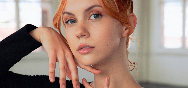 Kayla Coyote: “Me encanta usar mis manos y mi cuerpo para crear arte”