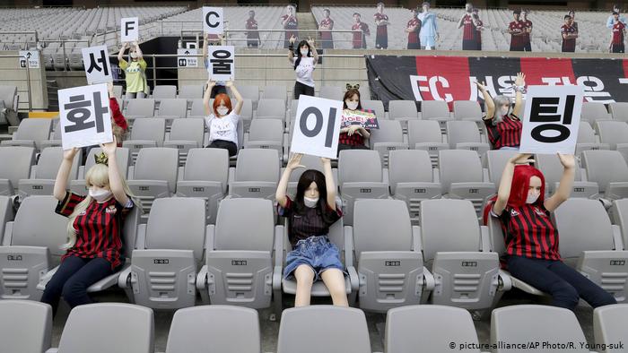 Las muñecas sexuales que ocuparon la tribuna en la K-League 0