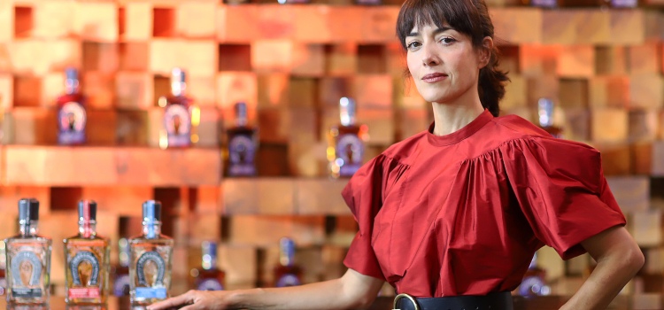 Cecilia Suárez y el tequila de 150 años de edad