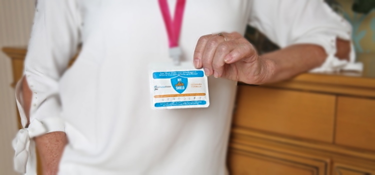 Esta tarjeta sanitiza el aire a tu alrededor hasta por 90 días
