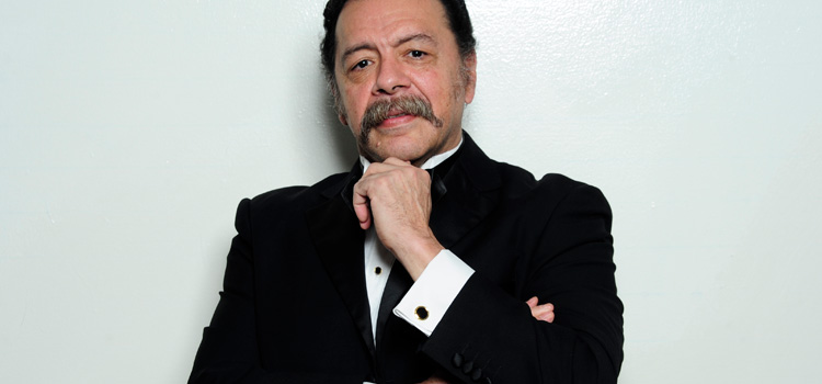Celebra 50 años de trayectoria Alberto Ángel “El Cuervo” con su debut en los conciertos en línea