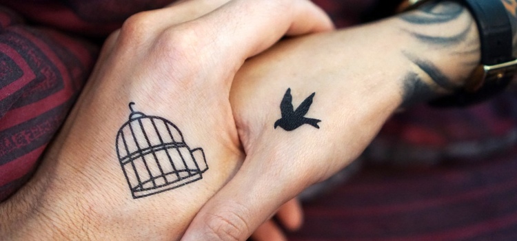 Tatuajes de tus besos llevo… la polémica de los tattoos en pareja