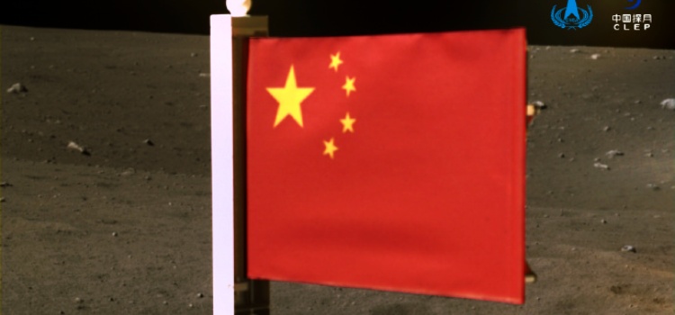 Plantan bandera de China en la Luna y hacen historia