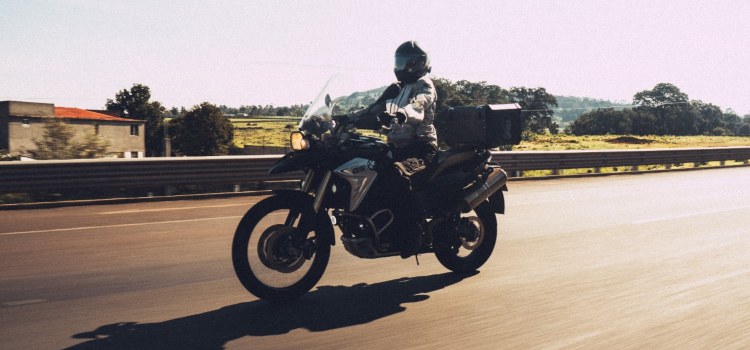 She can ride: Un poema de las mujeres hacia el motociclismo