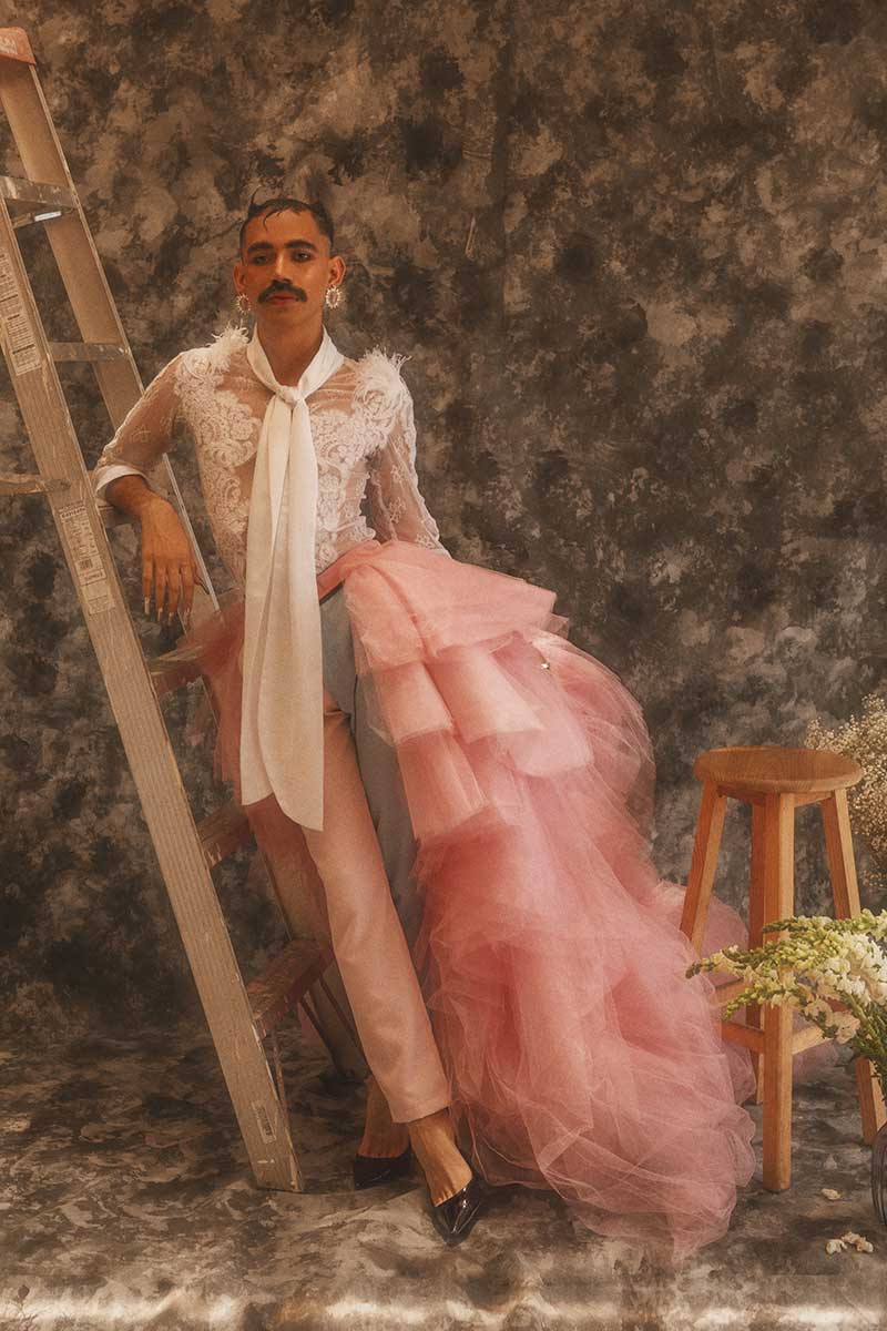 Traje: Genaro Vidal @genarovidal Blusa blanca de plumas y la falda rosa de tul: Enrique Marín @enriquemarindesigner