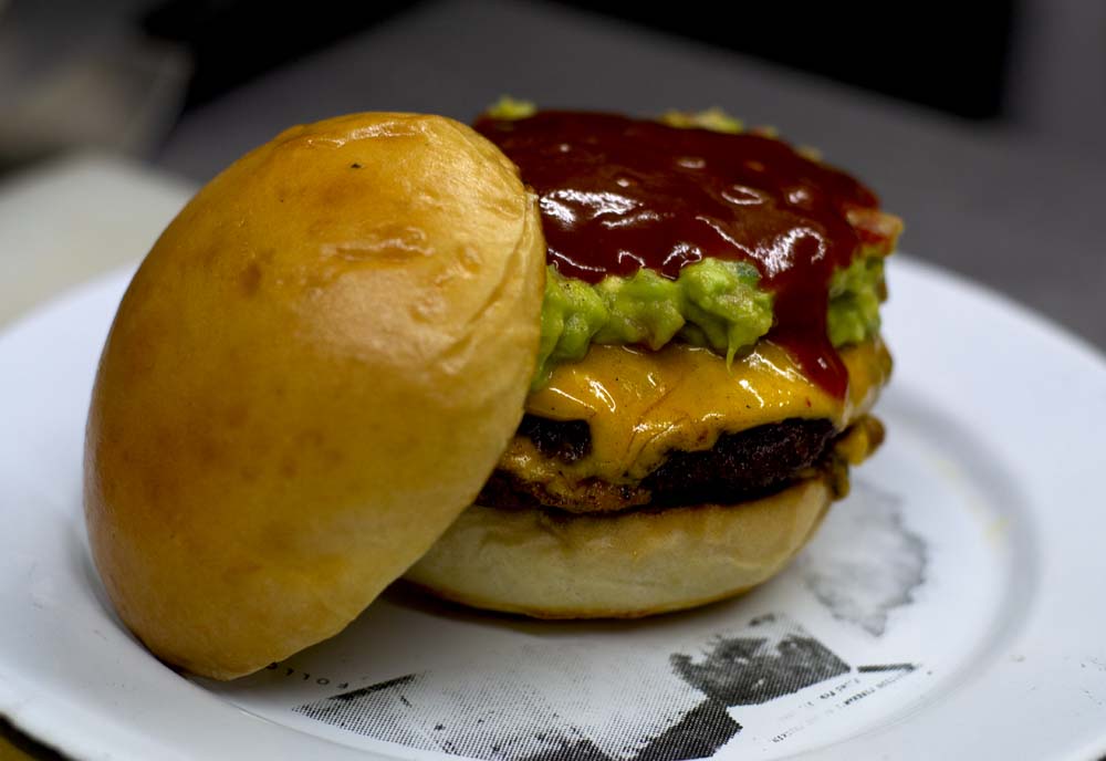¿Tacos de hamburguesa? Margarita Burgers celebra un año en colaboración del Tizne 0
