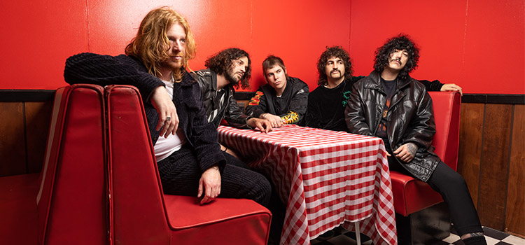 “No, no somos grandes creyentes de Dios”. Entrevista con la banda australiana “Sticky Fingers”