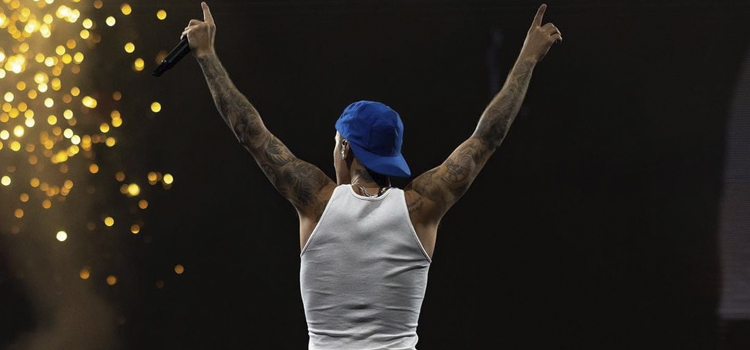 Justin Bieber un fiel feligrés educando a las masas