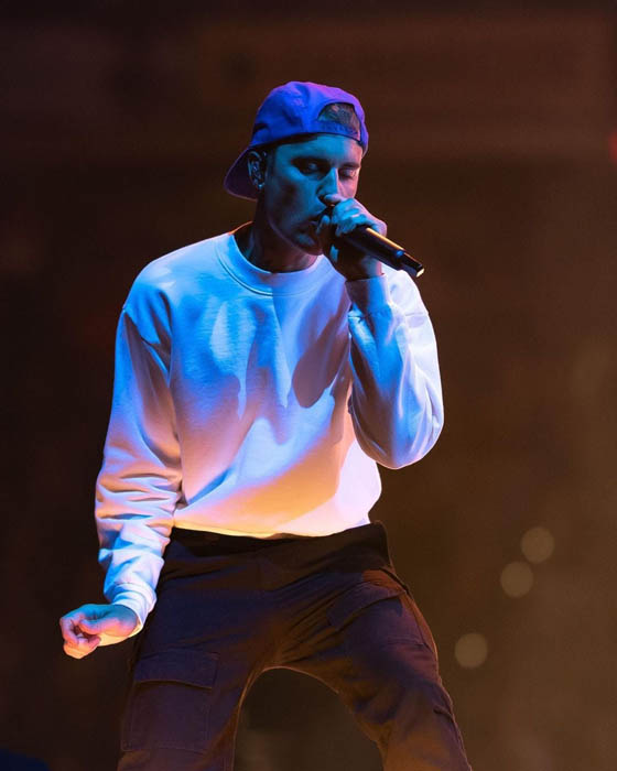 Justin Bieber un fiel feligrés educando a las masas 0