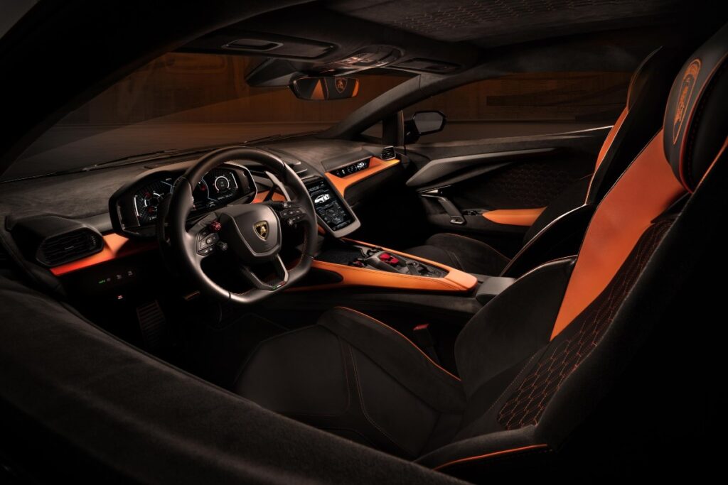 Lamborghini Revuelto en su interior.