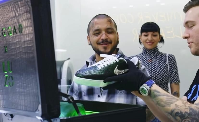 Los sneakers Braggao x Luzo de Christian Nodal.