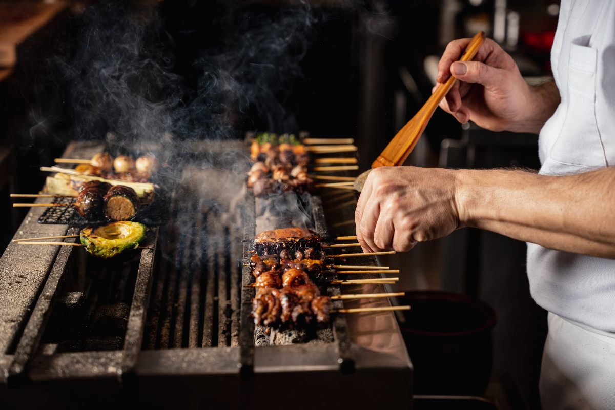 Hiyoko baa su gastronomía en el yakitori, una técnica culinaria ancestral nipona que se concentra en la preparación de brochetas.