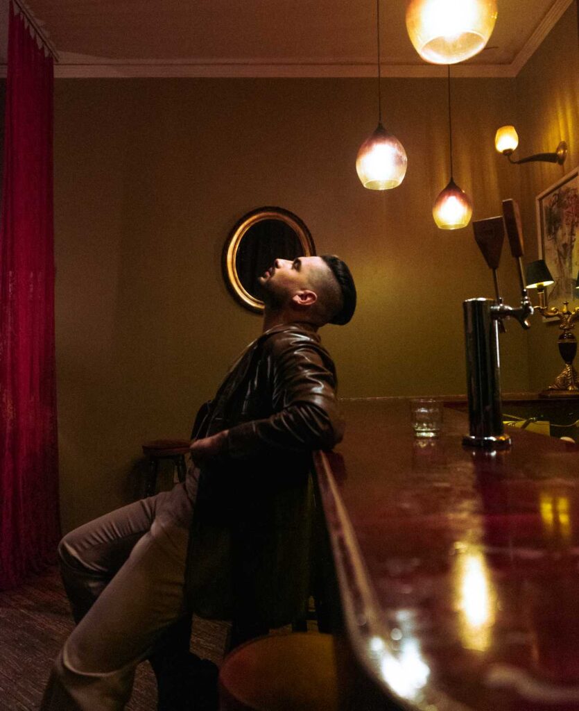 Conoce a Edwin Music y su sencillo “Espiándome” 0