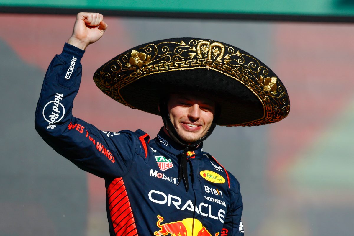 Max Verstappen, de Red Bull Racing, con sombrero de charro. (Foto de Sam Bloxham)