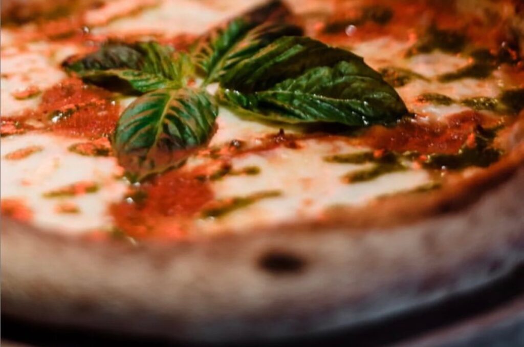 Pizza Grata: Una fusión de sabores mediterráneos y salud