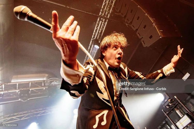 Entrevista con The Hives: “Apenas y sé cómo suena el reggaetón” 1