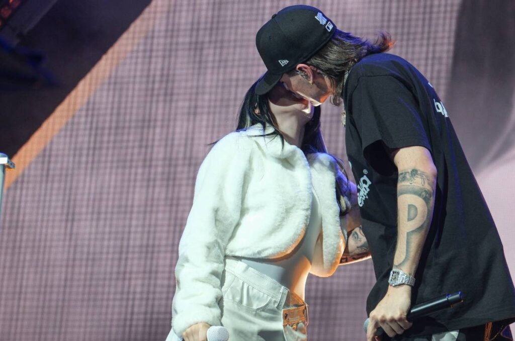 Nicki Nicole y Peso Pluma se besan en concierto