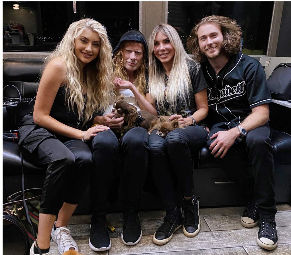 Electra junto a su padre, Dave; su madre, Pamela, y su hermano Justis. Entre todos coordinan House of Mustaine.