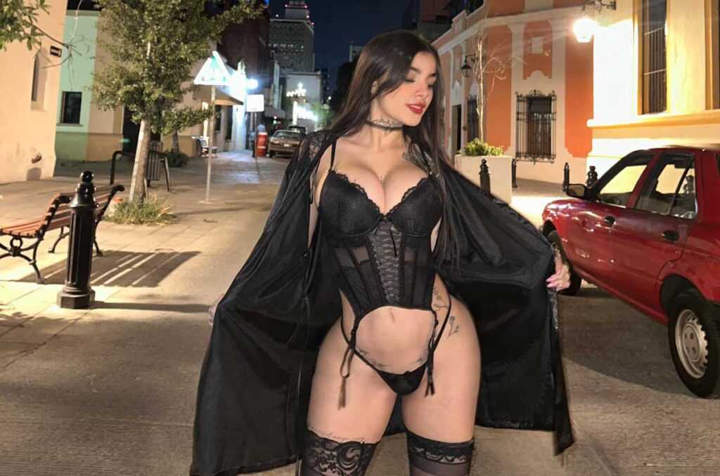 Karely Ruiz se quita la ropa en pleno centro de Monterrey