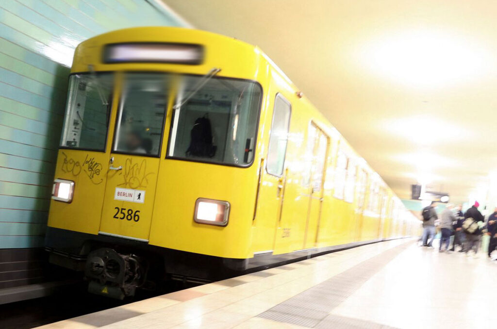 Captan a mujer haciendo un blowjob en metro de Europa